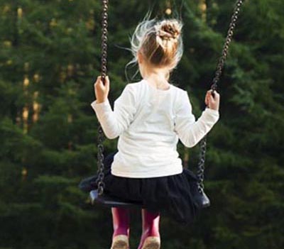 Brincar ao ar livre reduz miopia em crianças.